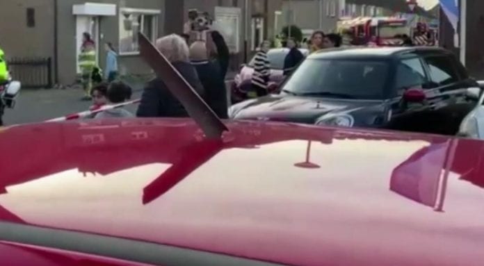 Se desprendieron varios fragmentos del motor de un avión; hubo personas lesionadas y vehículos dañados; pese a todo pudo aterrizar a salvo