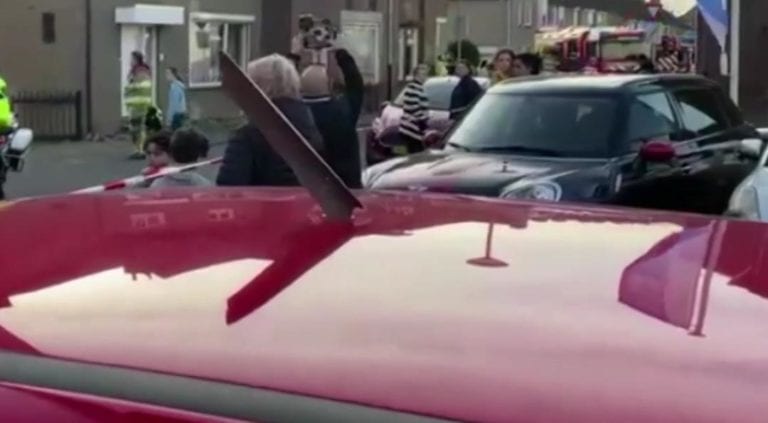 Se desprendieron varios fragmentos del motor de un avión; hubo personas lesionadas y vehículos dañados; pese a todo pudo aterrizar a salvo