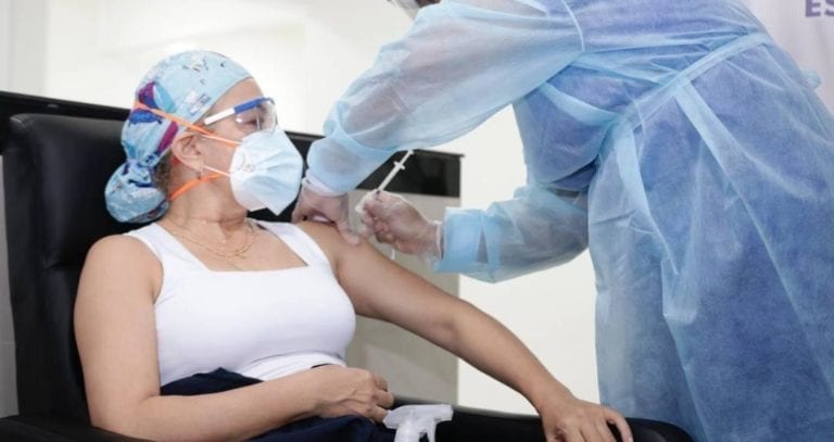 En redes sociales han surgido casos donde denuncian que a extranjeros que llevan mucho tiempo en nuestro país les están negando vacunas