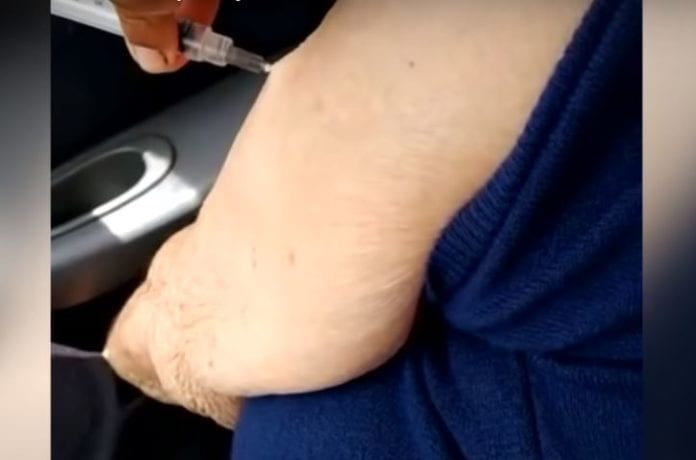 Inyectan aire a adultos mayores