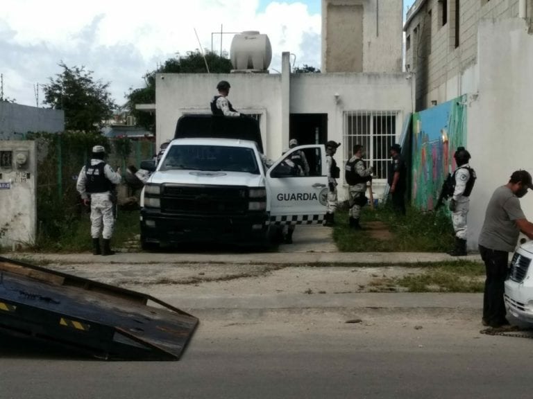 Elementos federales catearon un domicilio y detuvieron a un hombre con porte de arma