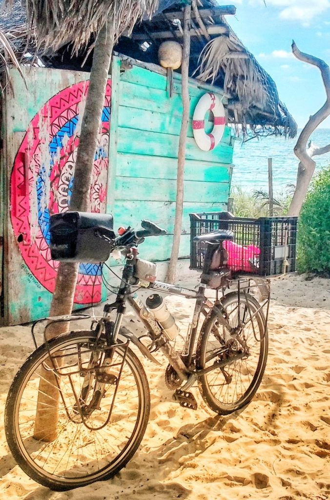 Este viajero recorrió más de 15 países con su bicicleta, en la que viajó desde La Patagonia hasta Playa del Carmen, donde se la robaron; aún la sigue buscando pues más que una bici ha sido su compañera de inolvidables aventuras.