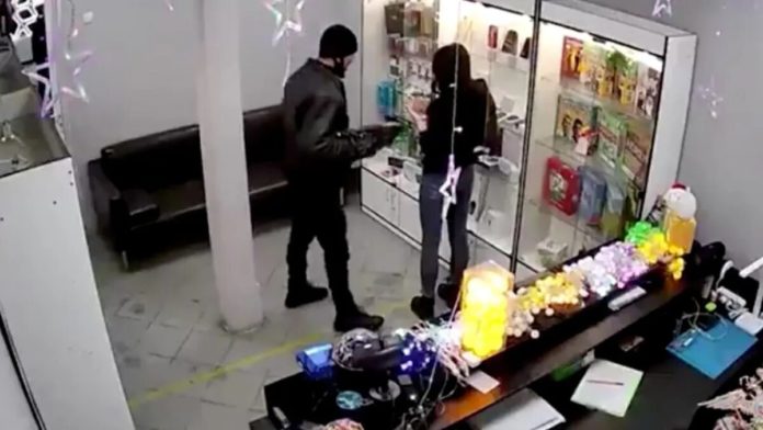 Video: Ladrón asalta y amenaza a empleada de tienda con gancho para la ropa
