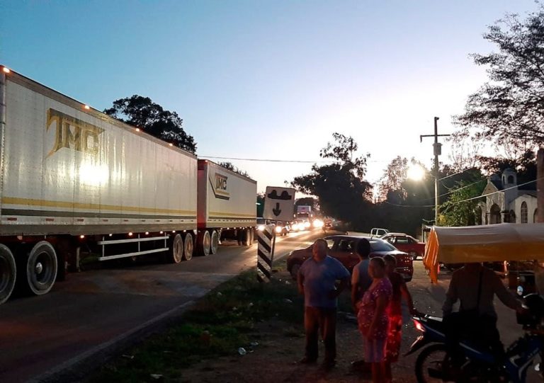 reanudan bloqueo de vía federal 2