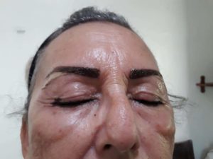 Le desgraciaron las cejas en vez de arreglárselas, en Mérida