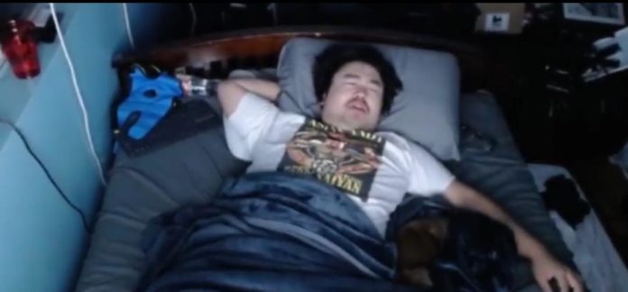 Un youtuber ganó 16 mil dólares; ¿cómo? Dejó que sus seguidores lo molestaran mientras dormía a cambio de dinero