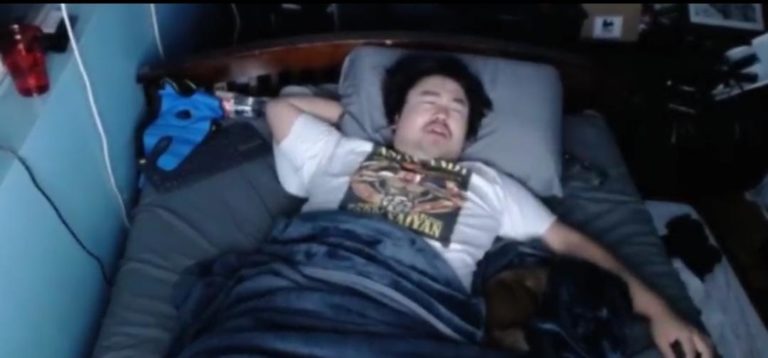 Un youtuber ganó 16 mil dólares; ¿cómo? Dejó que sus seguidores lo molestaran mientras dormía a cambio de dinero