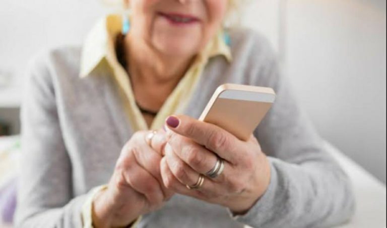 Abuelita crea perfil de Tinder para su nieto; estaba harta de verlo soltero 