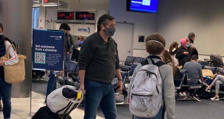 El senador de Texas, Ted Cruz prefirió viajar a Cancún en lugar de quedarse a ayudar a la gente de estado; ha sido sumamente criticado