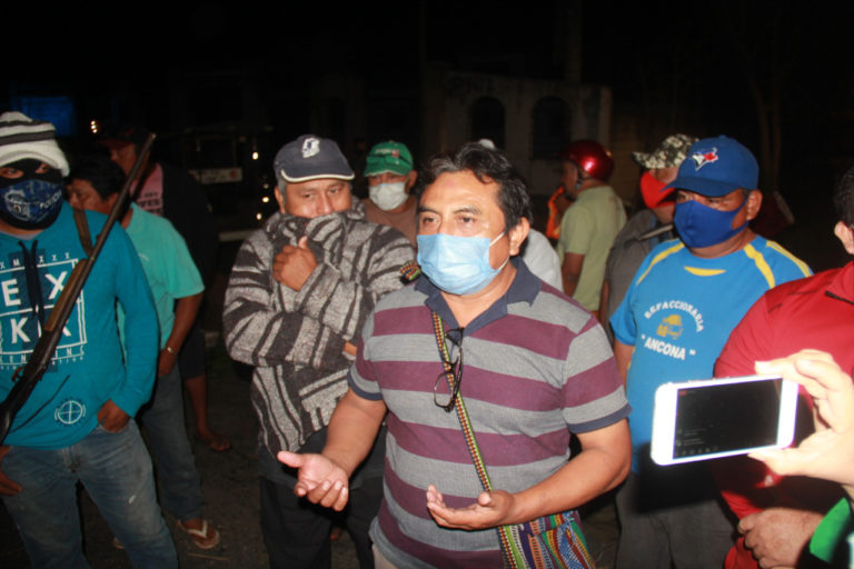 Habitantes bloquean la vía Chetumal-Mérida exigiendo puntos de seguridad en la carretera