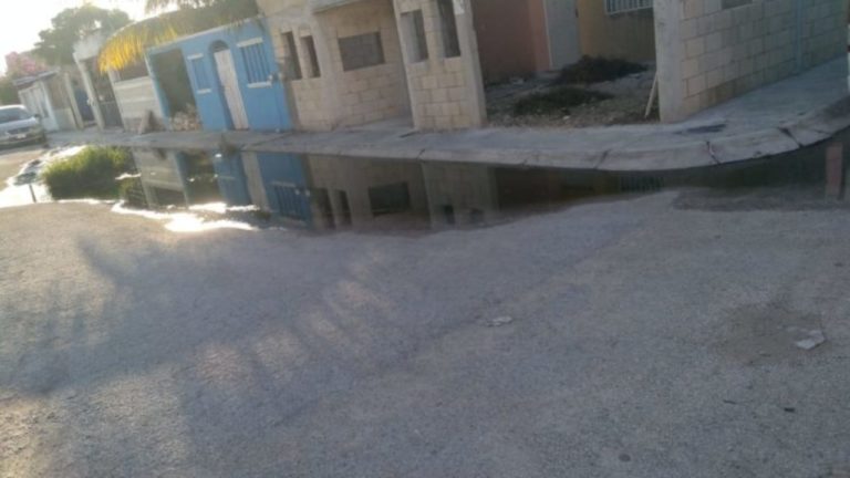 Fraccionamiento ‘La Selva’ en Cancún sufre con las aguas negras y el mal olor