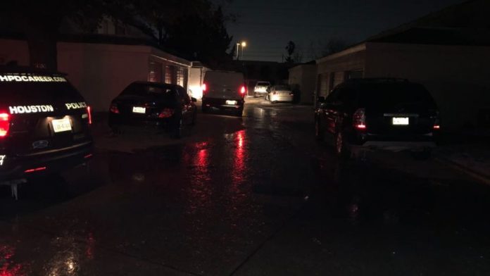 Madre e hija mueren por inhalar humo del motor del auto