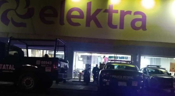 Unos ladrones entraron a asaltar a un Elektra; se llevaron varios teléfonos celulares, pero lo que no se dieron cuenta es que eran de plástico