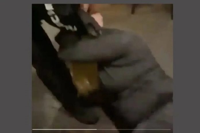 Sacan a mujer de bar por los cabellos