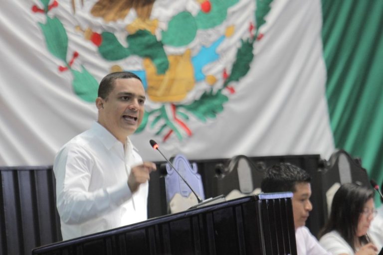 Raymundo King renuncia al PRI y va por la presidencia municipal de Chetumal