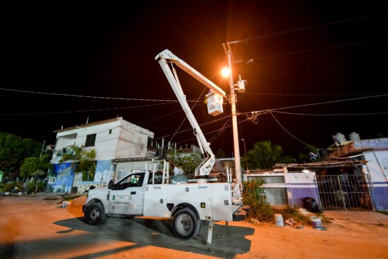 Renueva Víctor Mas, luminarias en Akumal