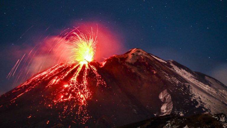 Italia cierra el aeropuerto de Catania por una erupción del volcán Etna