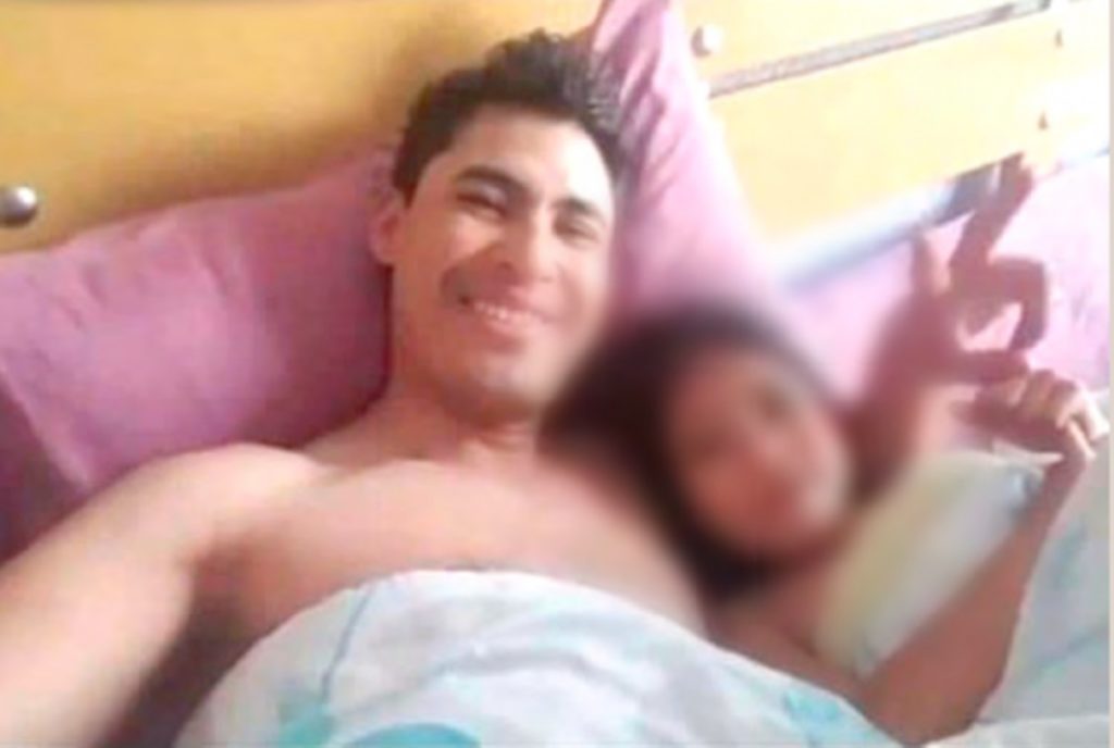 En redes sociales se vilarizaron fotografías de un candidato a diputado que publicó en su Facebook, donde aparece con su hija haciendo contacto físico calificado como indebido.