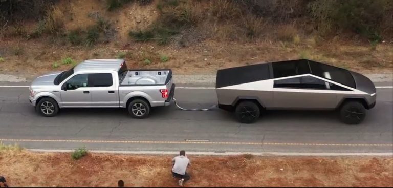 VIDEO: ¿Quién es más poderos una Ford F-150 o Tesla Cybertruck? Realizan competencia