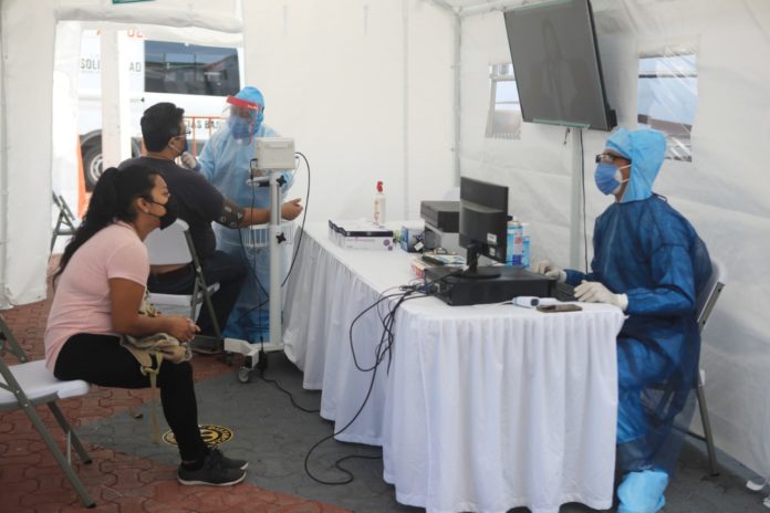 En Playa del Carmen se han aplicado diez mil pruebas para detectar casos sospechosos de Covid-19 y se se da seguimiento de los confirmados y medicamento gratuito.