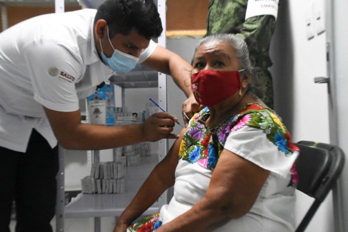 Gobierno de Puerto Morelos traslada a abuelito para que se vacunen contra el Covid-19