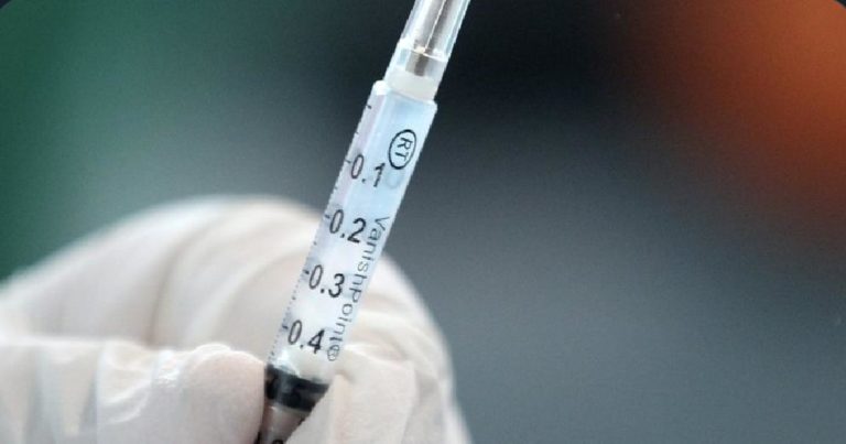 Hay un escándalo en Perú. Cerca de 500 funcionarios se han vacunado en secreto. Esto ha causado mucho enejo en la gente de ese país.