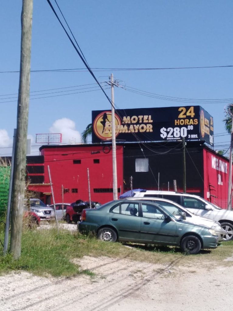 Por su fuera poco vistoso el gran letrero de su fachada, ahora también ha rotulado el bajopuente de la Carretera Federal el hotel Rumayor de Playa del Carmen.
