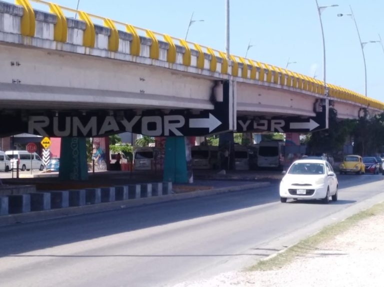 Se agandalla el motel Rumayor: rotula bajopuente de la Carretera Federal.