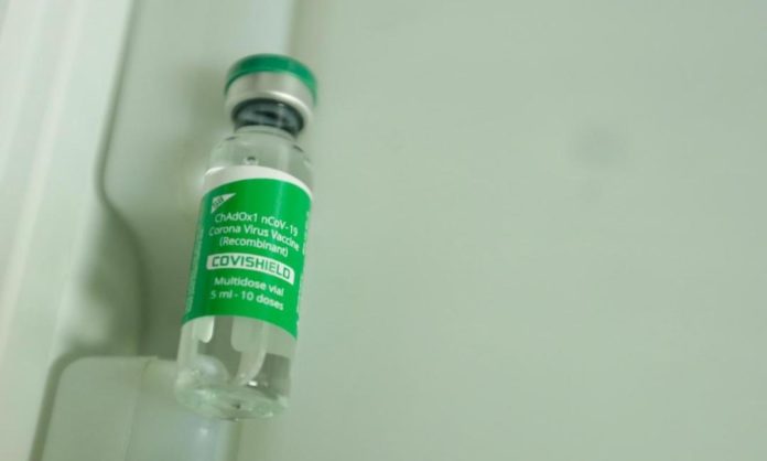 Un presunto enfermero fue detenido luego de que se le descubriera vendiendo supuestas vacunas para el Covid-19; ya se investiga el caso