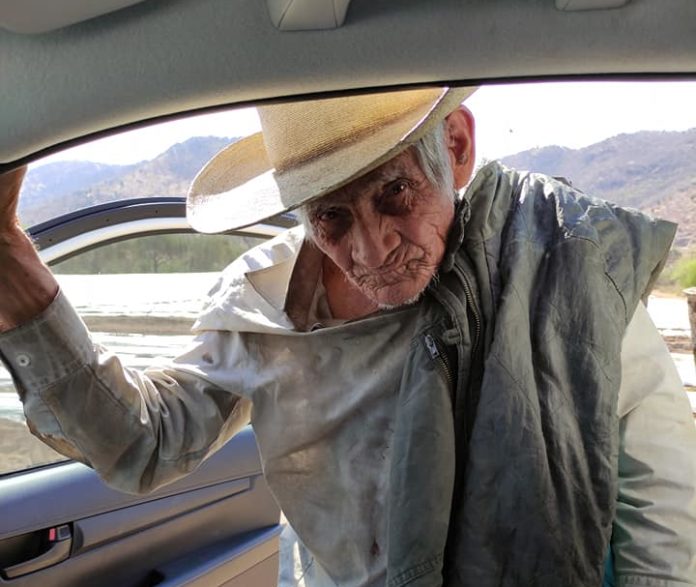 Abuelito busca a sus hijos que emigraron