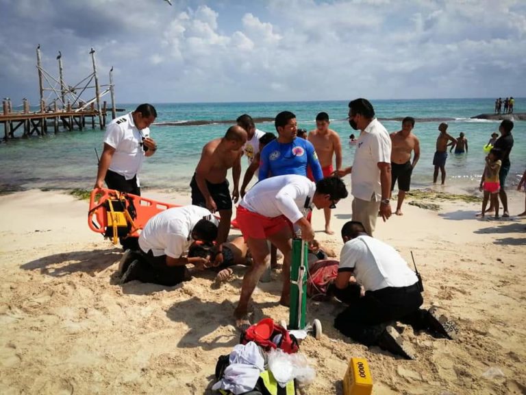 Rescatan a dos sujetos que resbalaron y terminaron en el mar, en playa de Xcalacoco