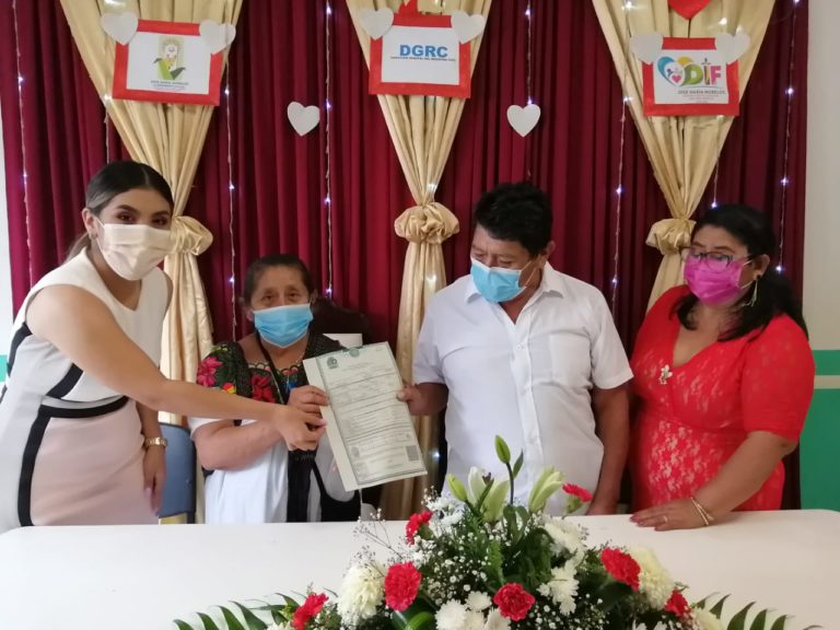 Mujer de 71 años y hombre de 68, fueron los primeros en contraen matrimonio en bodas colectivas