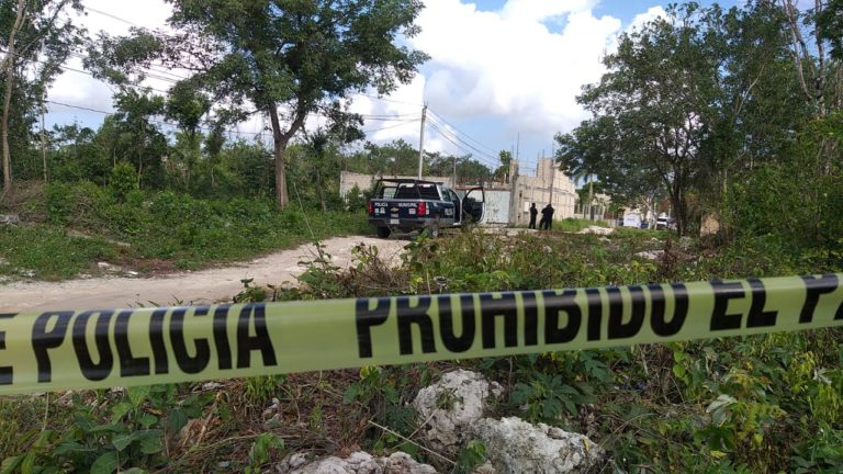 Hallan a hombre ejecutado con un tiro en la cabeza en camino a la salida de Cancún