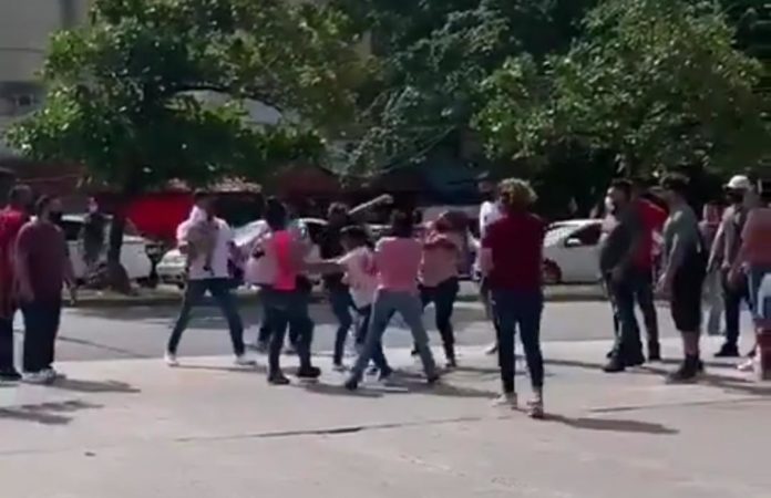 Se agarran a golpes los simpatizantes de las planillas de taxistas duranta la elección; los incidentes se difundieron en redes sociales