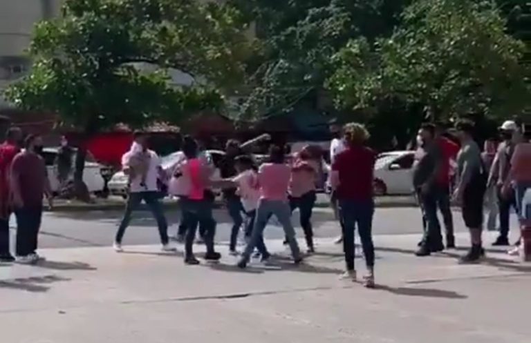 Video: Se agarran a golpes simpatizantes de las planillas de taxistas de Cancún