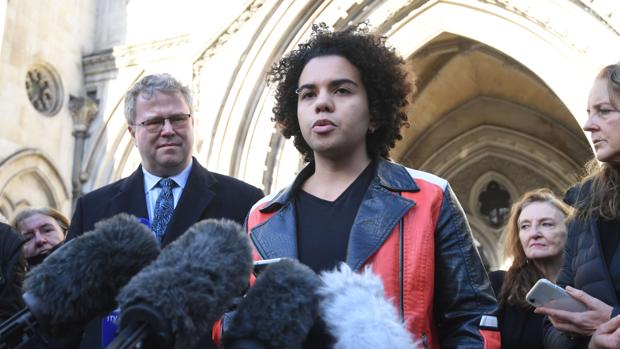 La británica Keira Bell gana el juicio contra la clínica que la trató para su transición de mujer a hombre