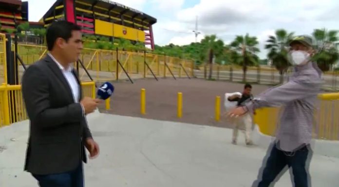 Un reportero sufrió un asalto a mano armada mientras estaba haciendo una transmisión para la cadena para la que trabaja; todo quedó grabado