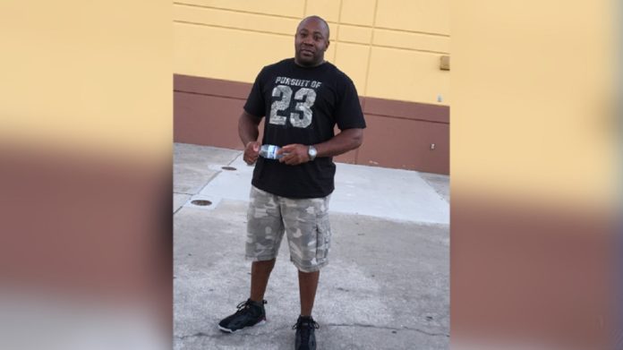 Hombre roba el anillo de su novia para pedirle a otra mujer matrimonio.