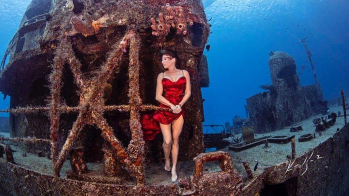 Video: ¡Espectacular! Retrata a modelo en barco hundido de Cozumel.