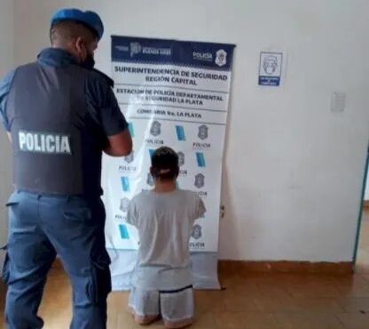 Hombre sin brazos ni piernas roba a mujer en Argentina