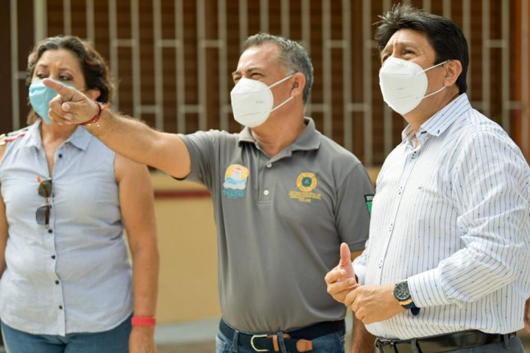 Recorre Víctor Mas Tah, planteles educativos de Tulum