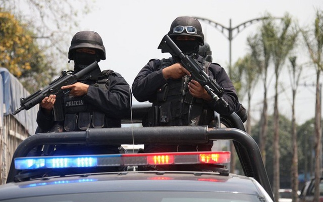 Detenidos tres sujetos que abrieron fuego contra la policía, llevaban armas y drogas