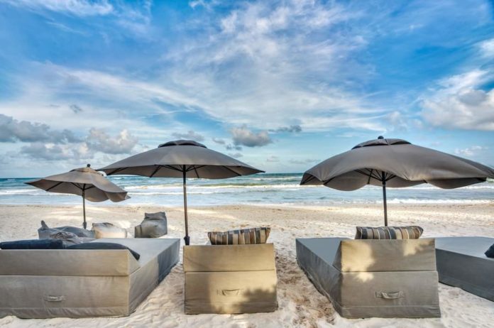 Se incendia palapa de hotel en zona costera de Tulum, dos trabajadores lesionados