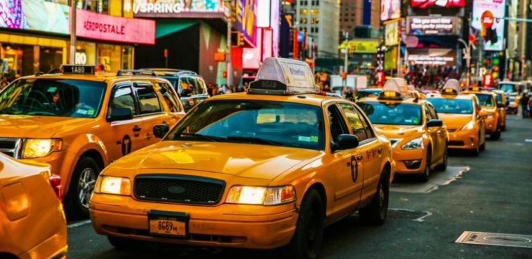 Taxistas de Nueva York cortan el puente de Brooklyn para pedir auxilio