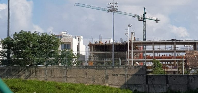 Denuncian vecinos obra sin permisos en la colonia Gonzalo Guerrero de Playa del Carmen.