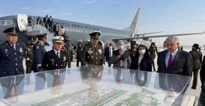 AMLO aterrizó este día en el nuevo aeropuerto, en el primer vuelo que recibe la pista ya terminada por los militares; se dijo feliz por los avances de la obra
