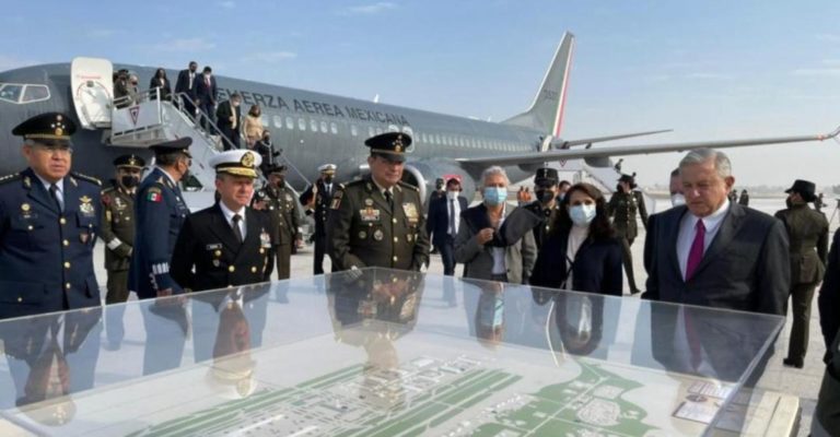 AMLO aterrizó este día en el nuevo aeropuerto, en el primer vuelo que recibe la pista ya terminada por los militares; se dijo feliz por los avances de la obra