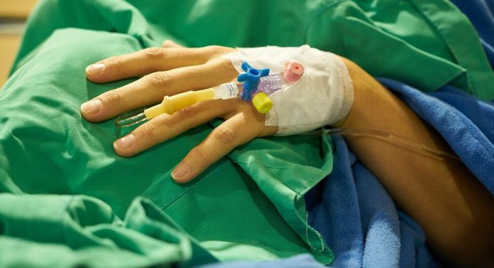 Adolescente apuñala a padrastro