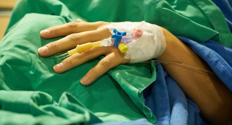 Adolescente apuñala a padrastro