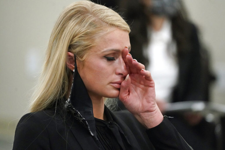 Paris Hilton dice que sufrió abusos en internado de Utah